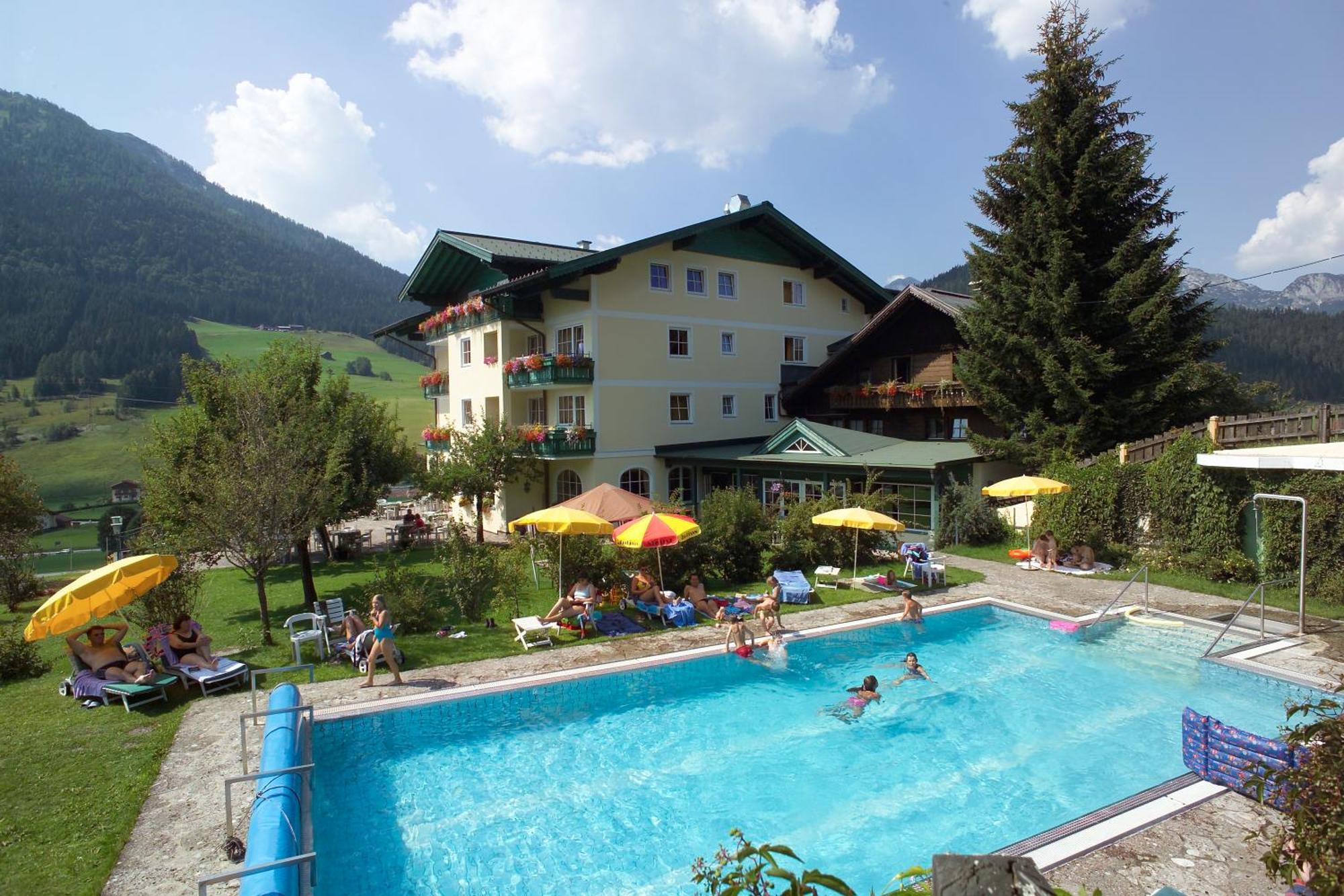 Wohlfuehlresort Und Feriengut Martinerhof Sankt Martin am Tennengebirge Bagian luar foto