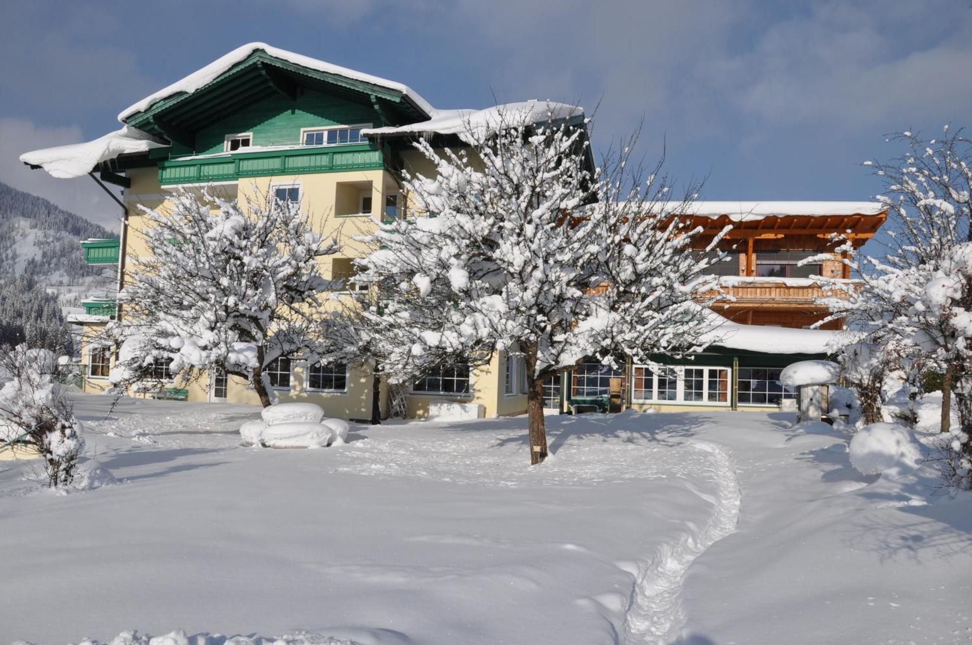 Wohlfuehlresort Und Feriengut Martinerhof Sankt Martin am Tennengebirge Bagian luar foto
