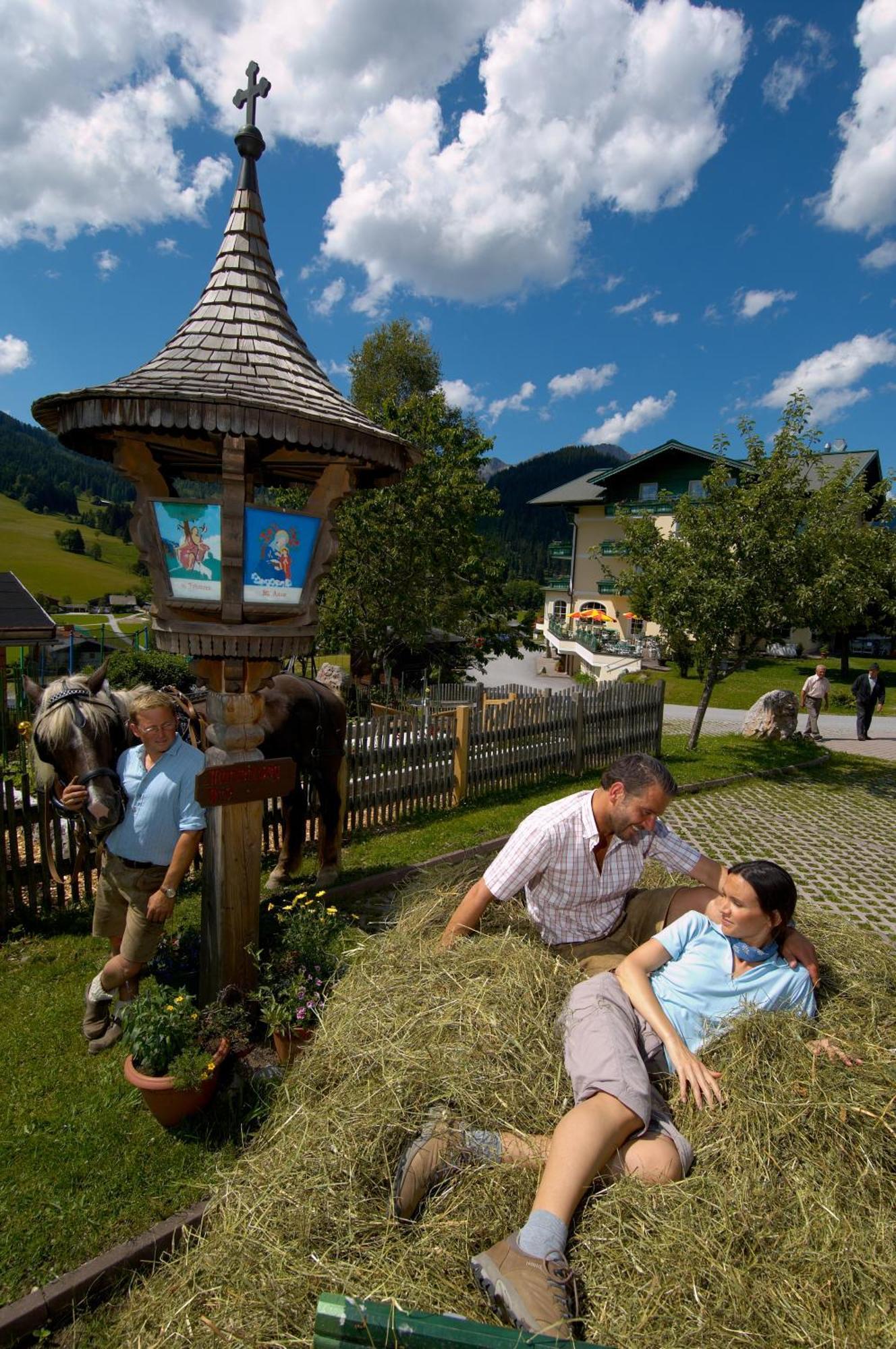 Wohlfuehlresort Und Feriengut Martinerhof Sankt Martin am Tennengebirge Bagian luar foto