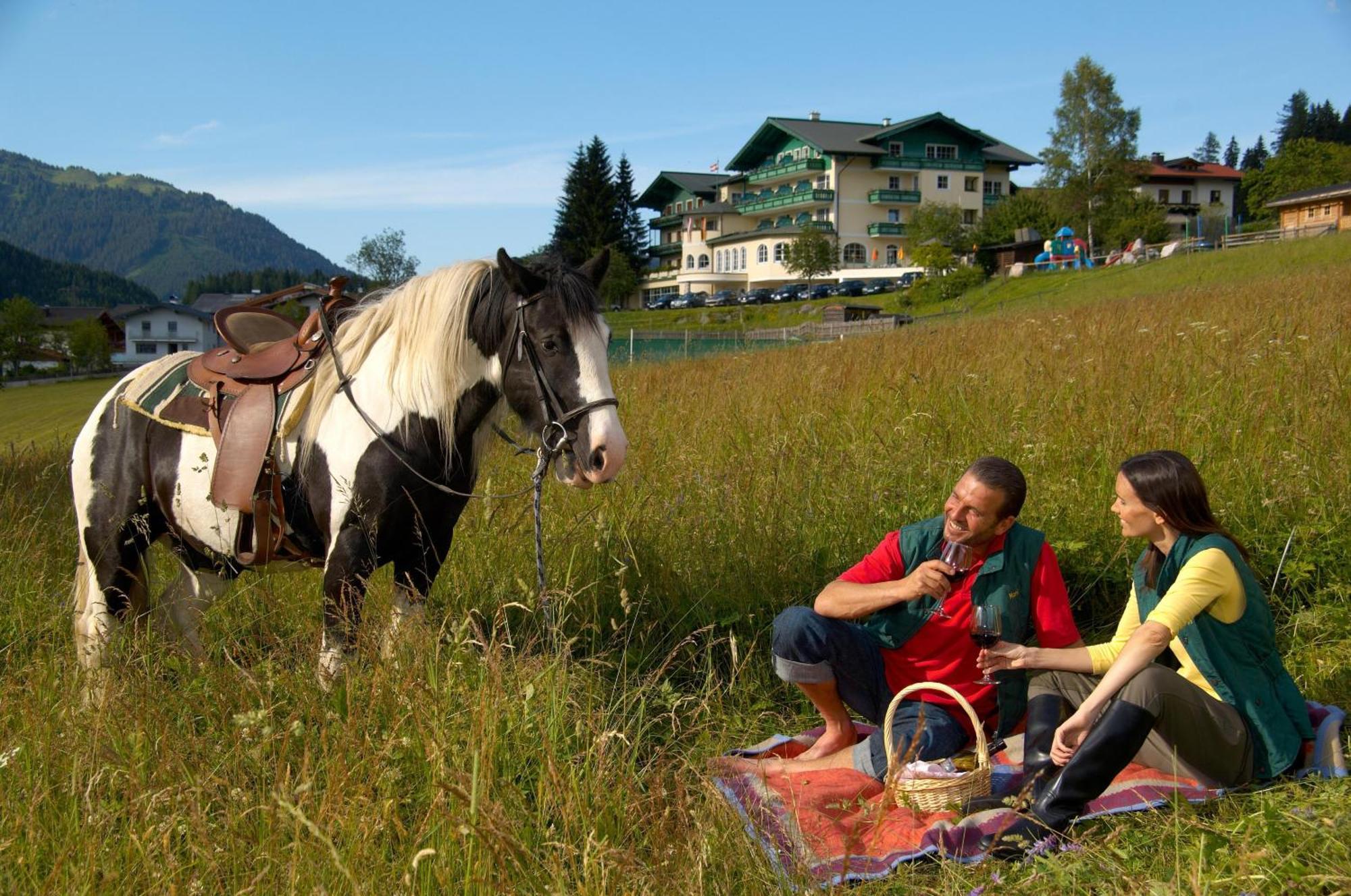 Wohlfuehlresort Und Feriengut Martinerhof Sankt Martin am Tennengebirge Bagian luar foto