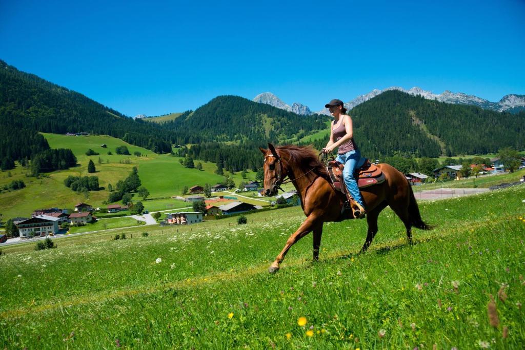 Wohlfuehlresort Und Feriengut Martinerhof Sankt Martin am Tennengebirge Bagian luar foto