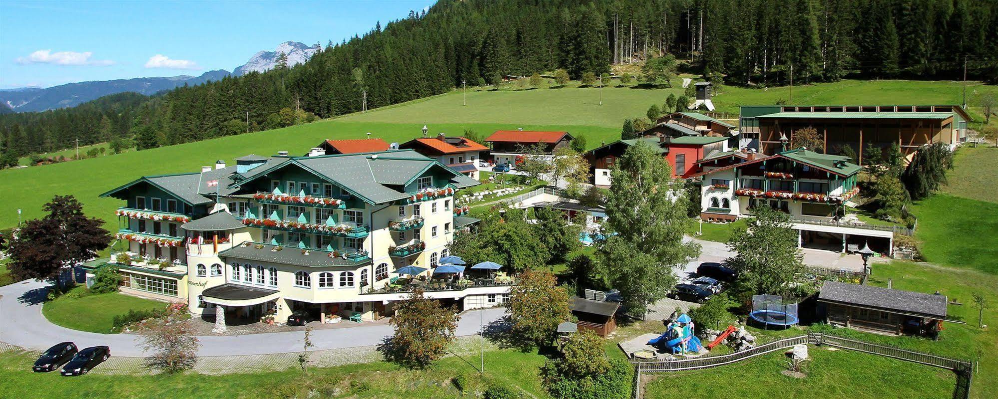 Wohlfuehlresort Und Feriengut Martinerhof Sankt Martin am Tennengebirge Bagian luar foto