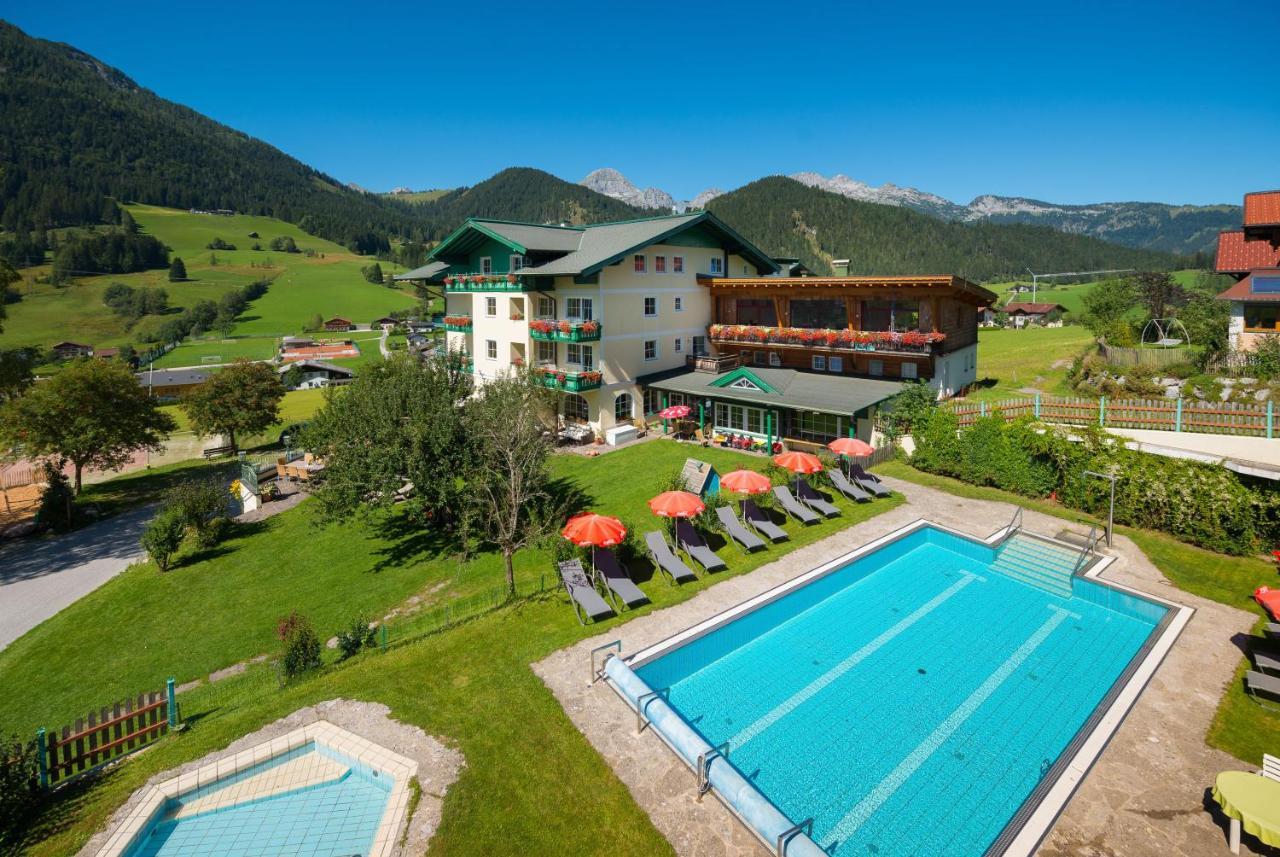 Wohlfuehlresort Und Feriengut Martinerhof Sankt Martin am Tennengebirge Bagian luar foto